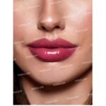 لیپ گلاس کوشنی شیگلم Sheglam | رنگ K.O | پوشش نرم و لطیف، حس راحتی روی لب‌ها | 10 گرم - Image 2